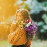 Woman holding flowers | primavera