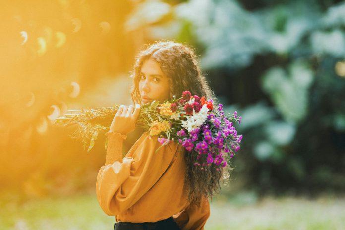fellipe-ditadi-bi-QYA_LHCM-unsplash Woman holding flowers | primavera