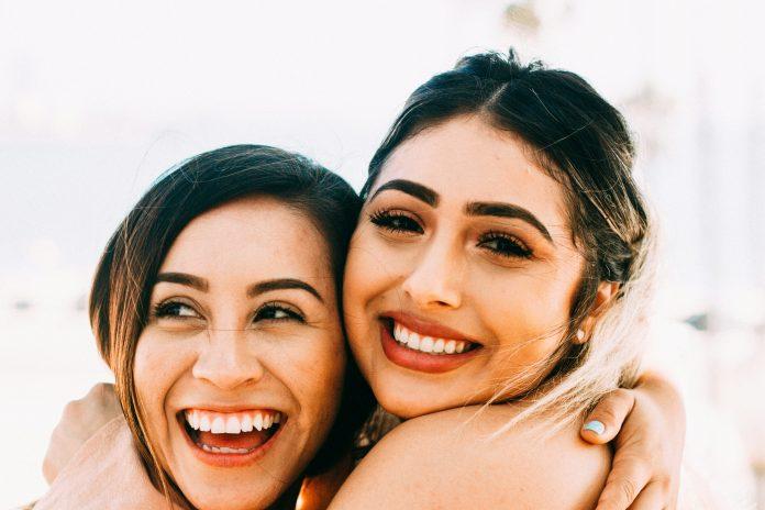 omar-lopez-yZap_A0NXxk-unsplash mom friends